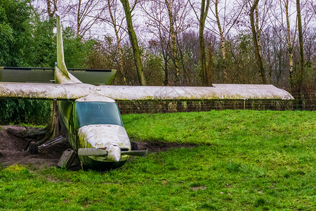 空气地面旧式飞机作为装饰旧式空运车的飞机航班图片