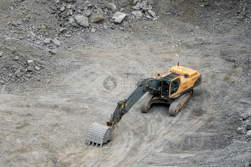 环境金属的移动在花岗岩采石场矿工作机挖掘采矿业图片