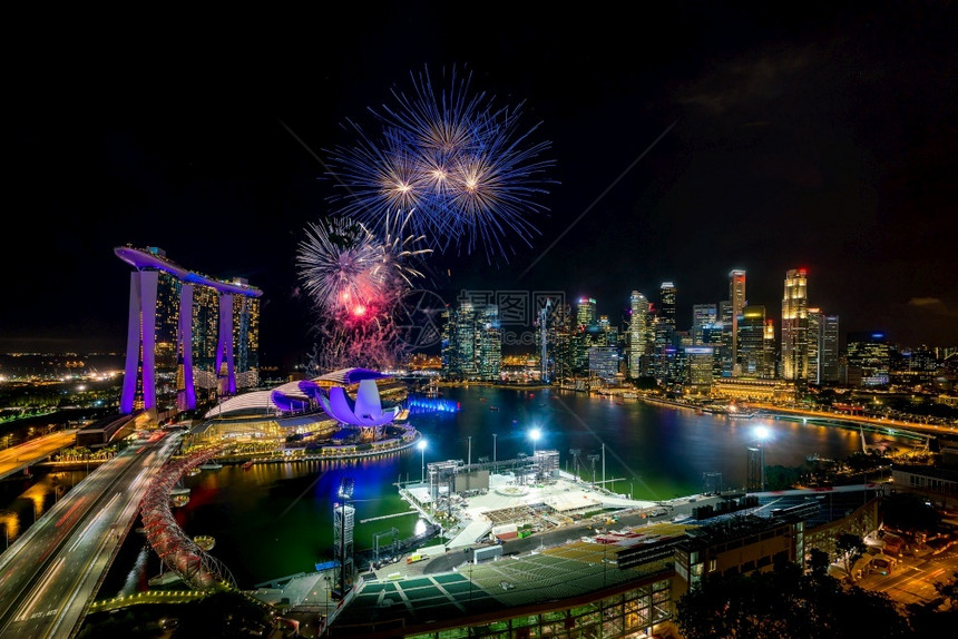 码头反射金融的新加坡市中心黄昏的天线海湾地区图片