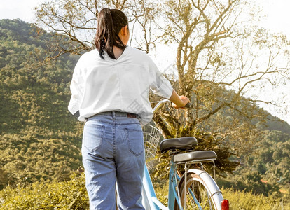 骑着自行车的年轻女孩图片