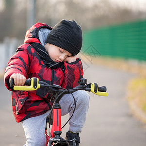 户外骑自行车的男孩图片
