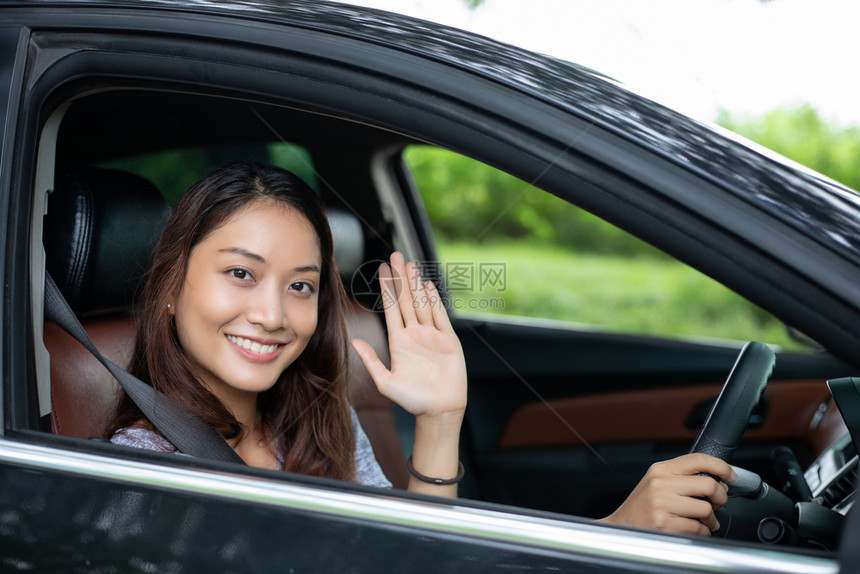 喜悦美丽的亚洲女在路上驾车旅行时微笑和愉快地开车种族享受图片