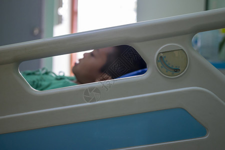 孩子医疗的流感躺在院病人床上男患者Boy白种人高清图片素材