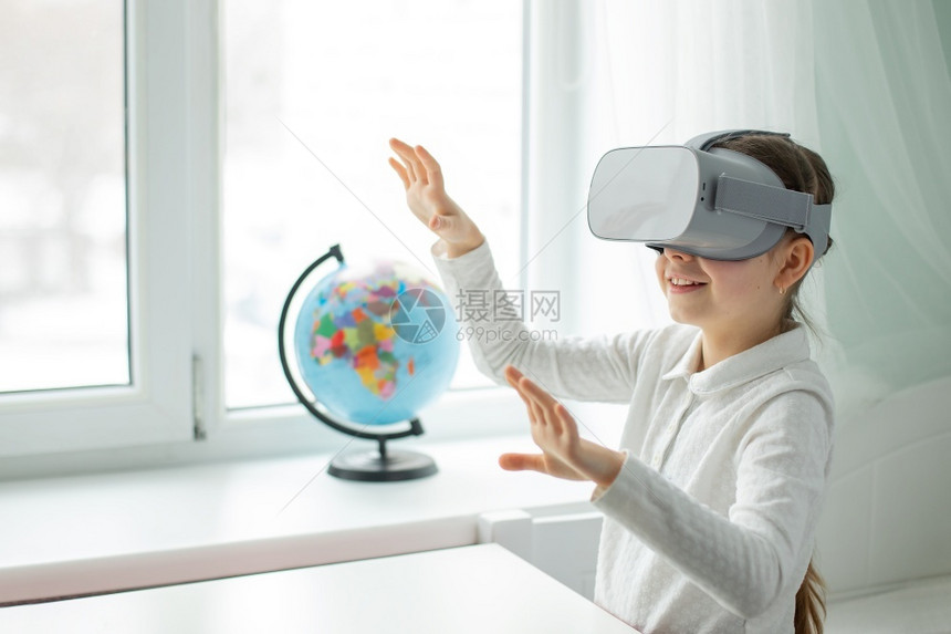 探索虚拟世界的儿童图片