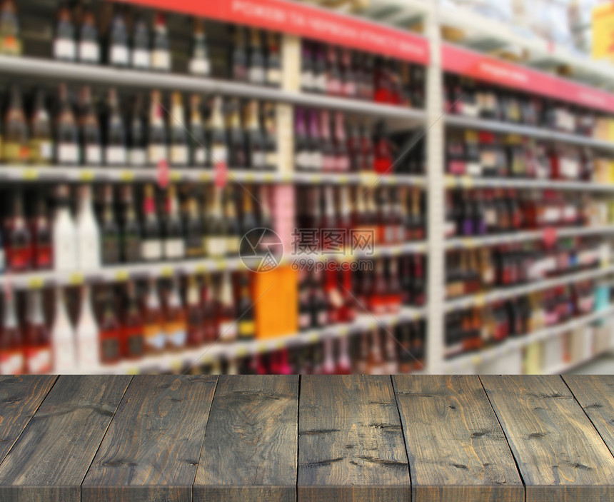 香槟酒市场旧木板以建造超级市的架子配有购物场所的餐桌顶部和商店的架子上含酒精饮料的品板配有供超市货架的树头木板材图片