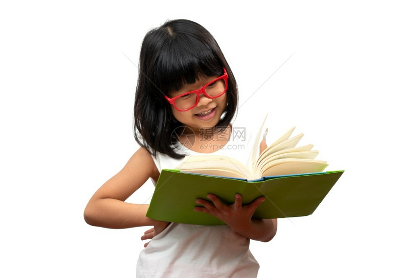 知识脸带着红眼镜的快乐亚洲学龄前小女孩拿着并阅读一本关于孤立白背景的绿皮书小学前班家庭校的童与教育概念小学家庭校可爱的图片