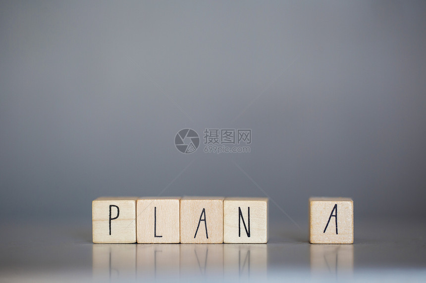 转动单词带有PLAN灰色背景文本的木制立方体目标成功战略解决方案和业务概念箭图片