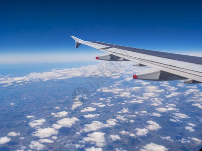 从飞机窗看翼在云层和蓝天上飞行机在地球上空行10m5AC80AF运输旅行技术航班高清图片素材