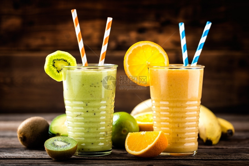 酸奶冰沙橙色和绿淇淋有异国水果健康饮食超香蕉图片