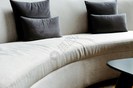 现代客厅沙发垫子的详细图像织物枕头在室内图片