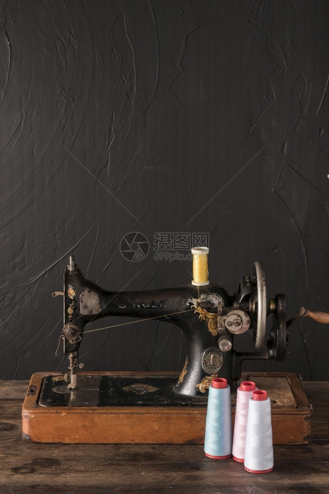 缝纫机附近的棉线高清晰度光照棉线优质片桌子工艺爱好图片