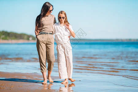 自然女孩年轻妈和在海滩上可爱的小女儿美丽母亲和女儿在海滩上享受暑假的美好母亲和女儿育家庭高清图片素材