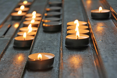 教堂里一群燃烧的蜡烛丧芳香疗法图片