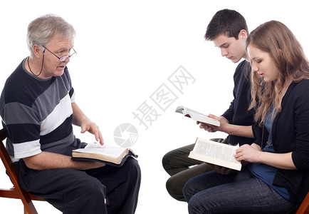 伙计们牧师向未来的年轻夫妇解释上帝的意志学习辅导图片