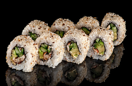 黑背景的很多寿司卷卡利弗尼亚配有鱼蔬菜和不成熟酱汁的寿司卷鳗鱼日本海鲜新鲜的高清图片素材
