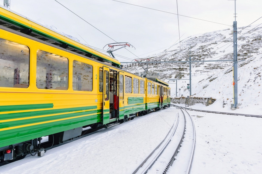 风景从因特拉肯到阿尔卑斯山峰的鲁格弗劳铁路A列车也就是所谓的欧洲之顶瑞士冰川图片