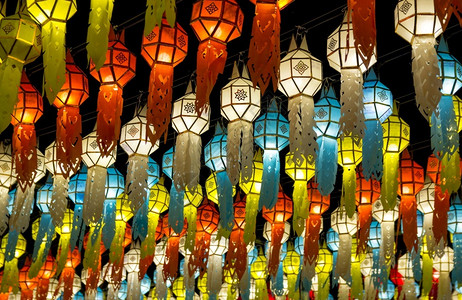 在泰兰北部的劳来庆节夜空照明灯笼亮着彩色挂绿北方夜晚图片