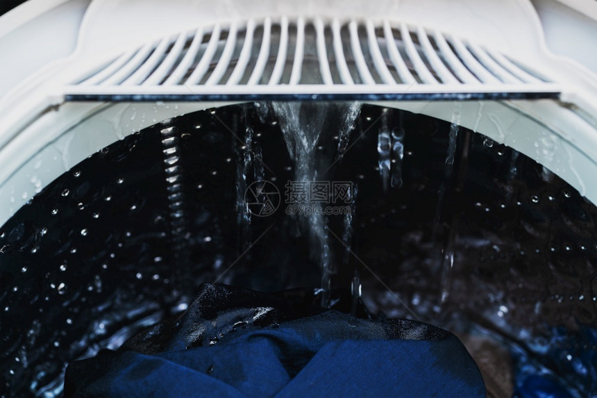 卫生洗衣机内装有水的洗机服装概念鼓电气图片