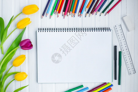 旧木板纸和彩色铅笔上的白纸和彩色铅笔复制书画图片