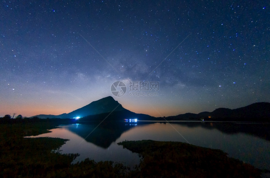 黑暗的天文摄影泰国北碧府拉姆伊苏水库上方的银河船图片