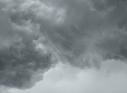 暴雨天气前空背景的黑暗云层在雨天来临之前不祥的风暴下雨雷雨高清图片素材