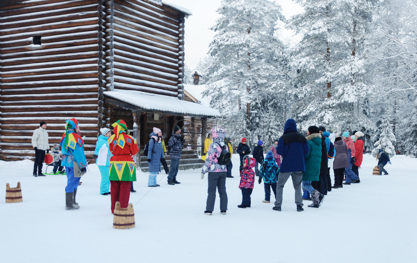 无赖俄语人们在圣诞节前夕露天博物馆玩MalyeKorely靠近俄罗斯寒冬日阿汉格尔克传统图片
