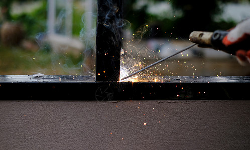 结构体劳动焊接技术员正在用燃烧的火花焊接钢铁飞行图片