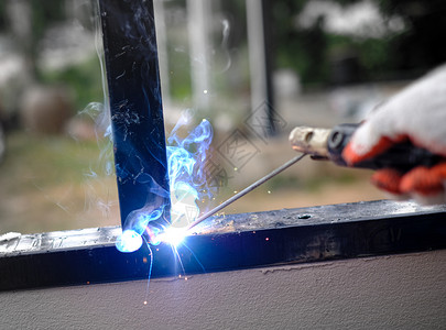 焊接的技术员正在用燃烧的火花焊接钢铁保护机图片