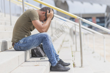 男人挫折脸一位年轻男子在忧郁中失落坐着图片