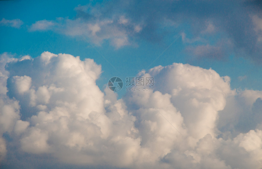 平流层季节风白云和黑在天空中图片