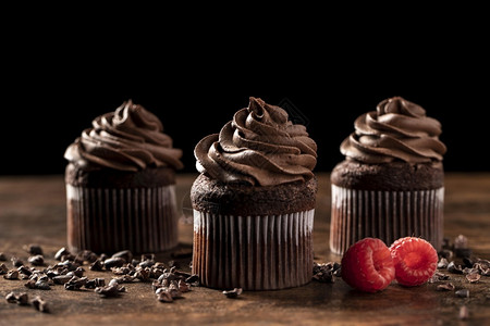 天鹅绒关闭美味的巧克力蛋糕与草莓点糖果新鲜的高清图片素材