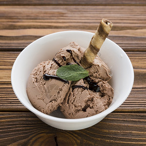 食物生活棕色的碗装巧克力冰淇淋图片
