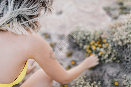 漂亮的身体穿黄色泳衣的海边女人合身图片