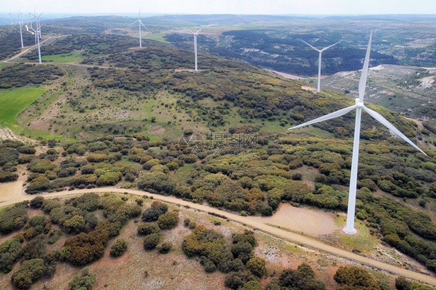 环境全球的风车农场鸟瞰图用于在美丽的多云天空生产清洁能源风力涡轮机产生清洁可再能源以促进可持续发展生态图片
