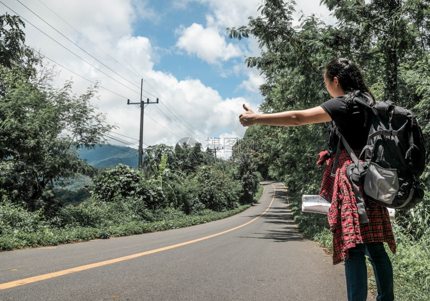 旅游和搭便车概念旅行和搭便车概念在泰国的惊人景观自然中进行暑假旅时随身搭便车在路上旅行的妇女徒步者户外自由图片