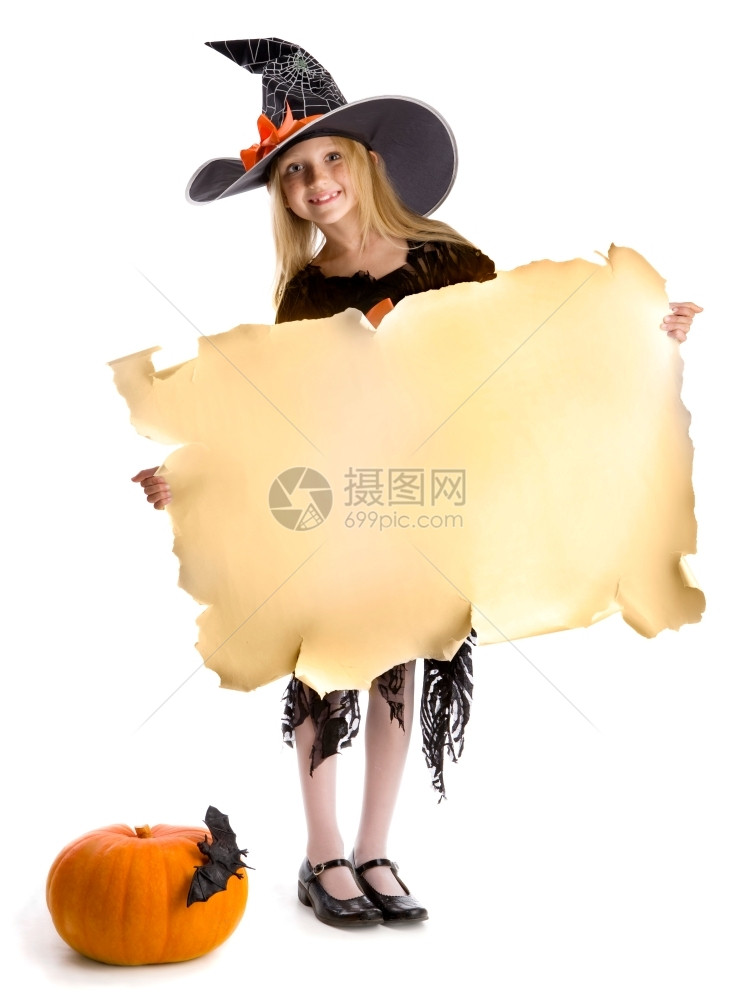 信息横幅白种人美丽的微笑小女孩长金发在服装拿着羊皮纸与南瓜和蝙蝠黑魔帽与网蜘蛛和橙色弓空间图片