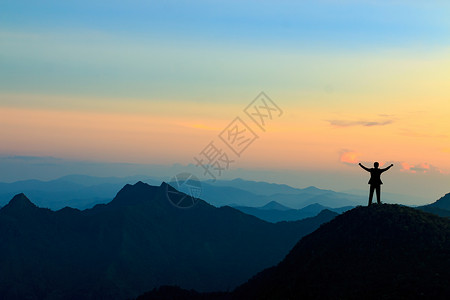 目标成功的山顶商人周光日落天空背景商业成功领导力和就概念以及山顶商人的月光金融企业家高清图片素材