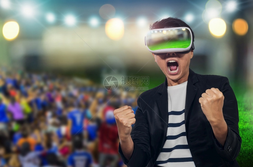 快乐的情感有耳头年轻人乐于在足球比赛上欢呼背景模糊年轻人用虚拟现实耳机以虚拟现实耳机风镜图片