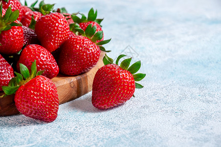 水果多汁的浅蓝色背景上木板新鲜草莓浅蓝色背景上的木板新鲜草莓甜点图片