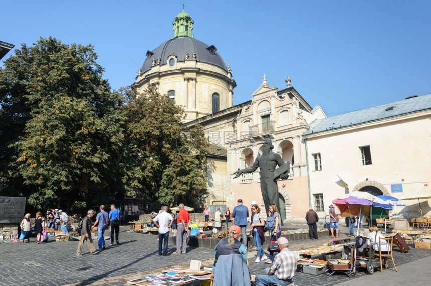 乌克兰利沃夫2016年9月8日在利沃夫伊万费多罗纪念碑举行的书展阳光明媚的秋日伊万费多罗夫15283是俄罗斯和乌克兰的第一台印刷