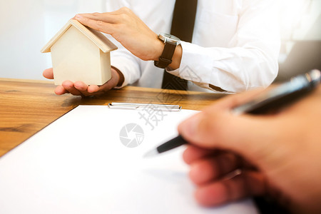 男具有客户签署合同和分析估价值的房地产代理商有客户签名商业会议图片