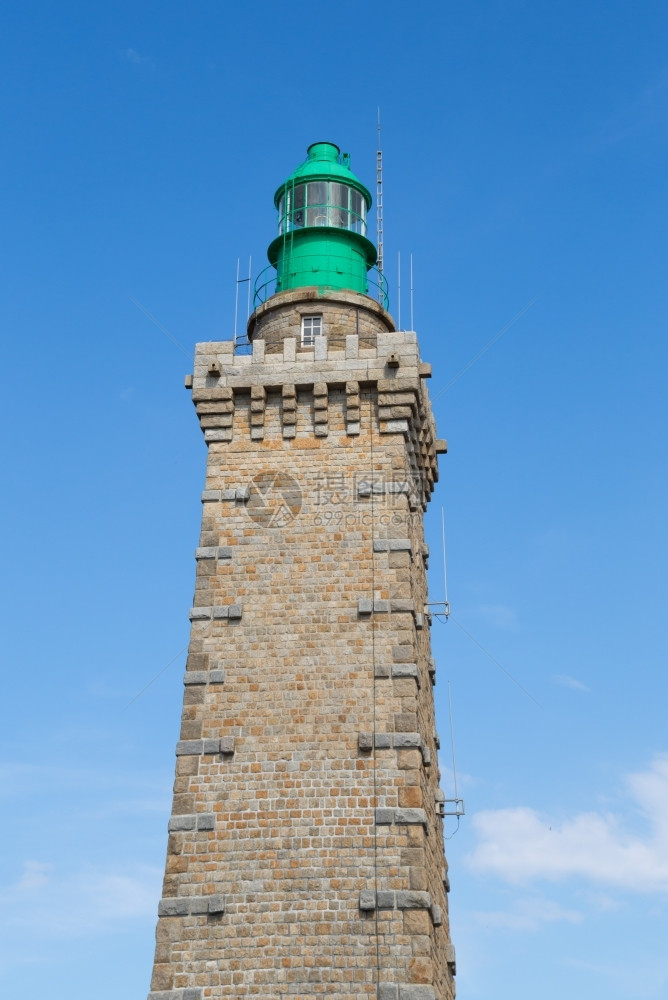 航海的上发光法国布列塔尼大西洋海岸旧灯塔图片