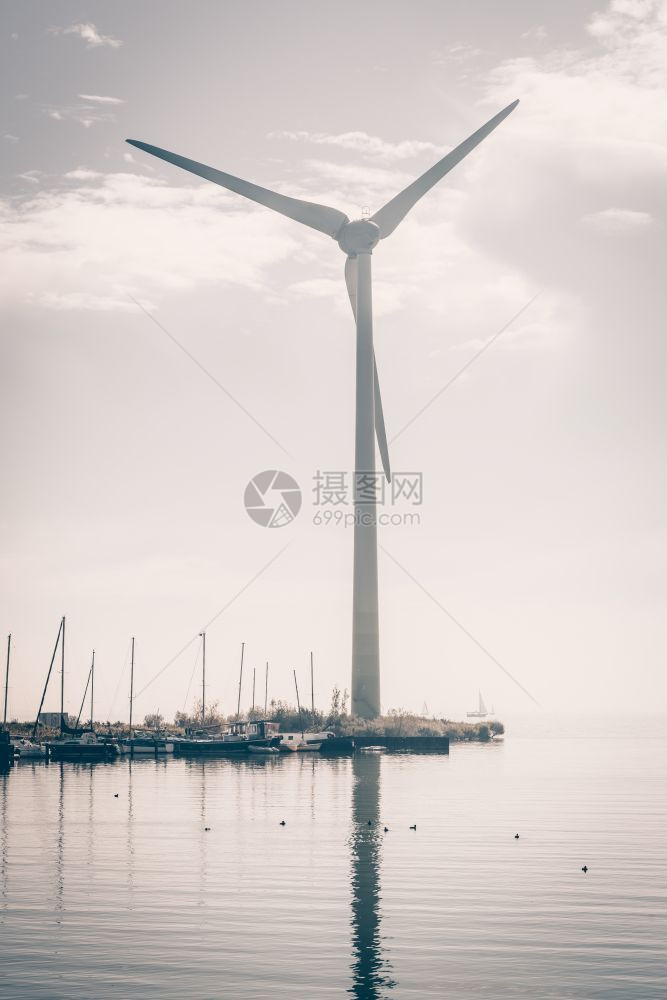 气候自然荷兰农村水风轮机和工作力涡轮机发电图片