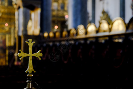 崇拜教堂内部的金属圆形十字宗教顶图片