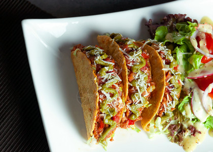 食物盘子墨西哥品塔可肉美味土生牛肉tacosShells加沙拉有机的图片
