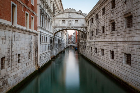 老的水地标意大利威尼斯的叹息桥和Doges宫图片