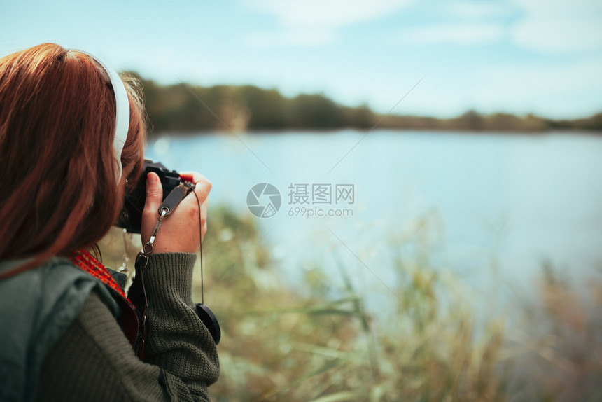 湖边拍照的女摄影师图片