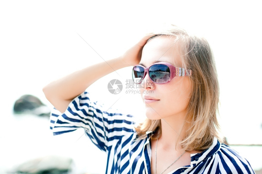 自然太阳镜在海滩上年轻快乐女人的肖像类图片