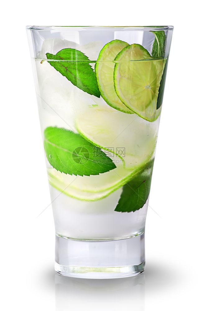 玻璃中的LimeMojito在白色背景上被隔绝品尝夏天满的图片
