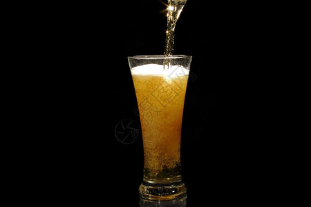 黄色的马克杯啤酒倒入玻璃中喝图片